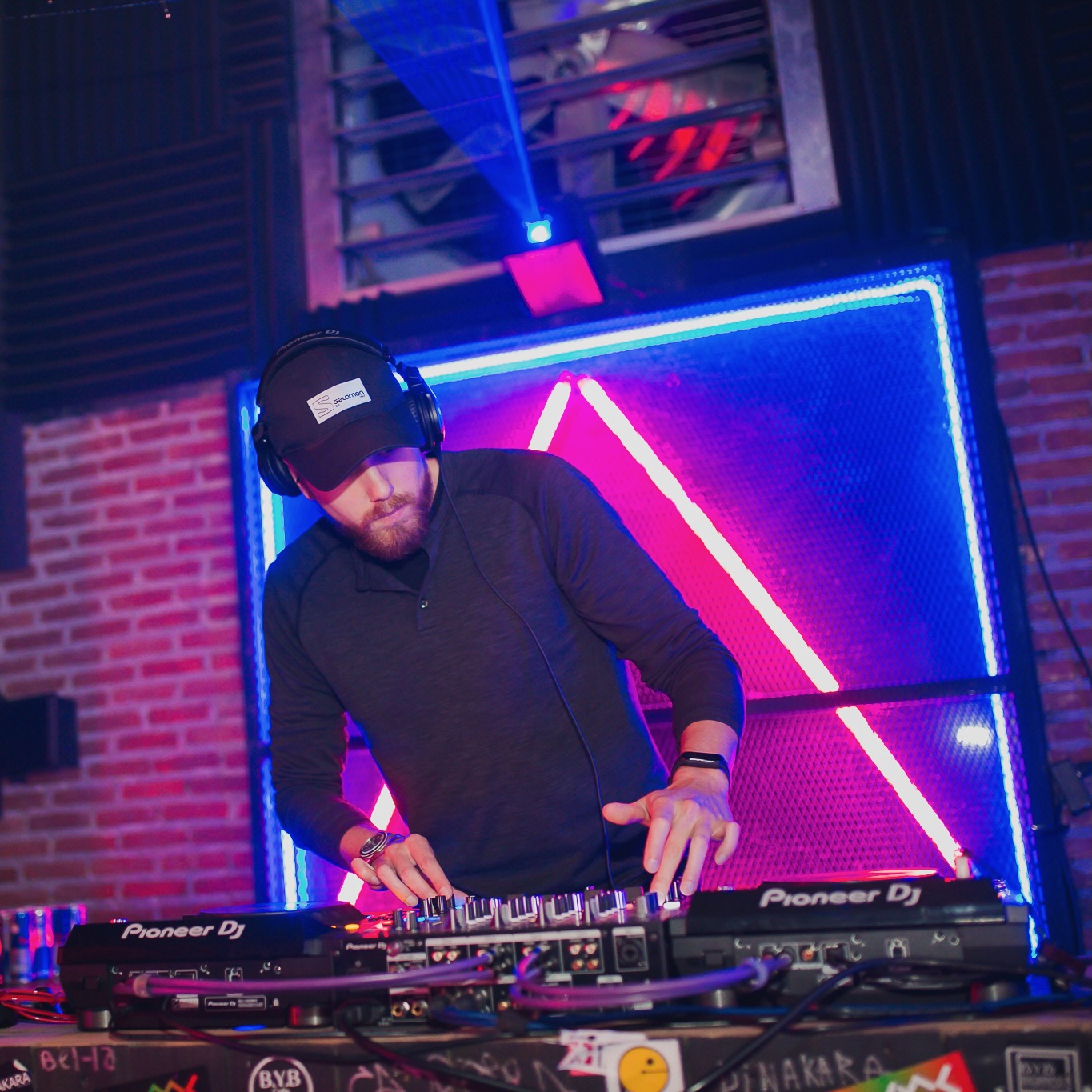 DJ RUKS performing